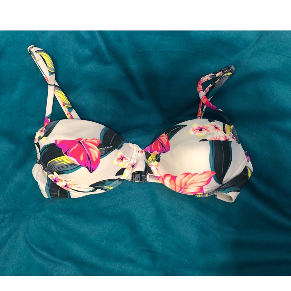 Vibrant ‘Rusty’ bathing suit